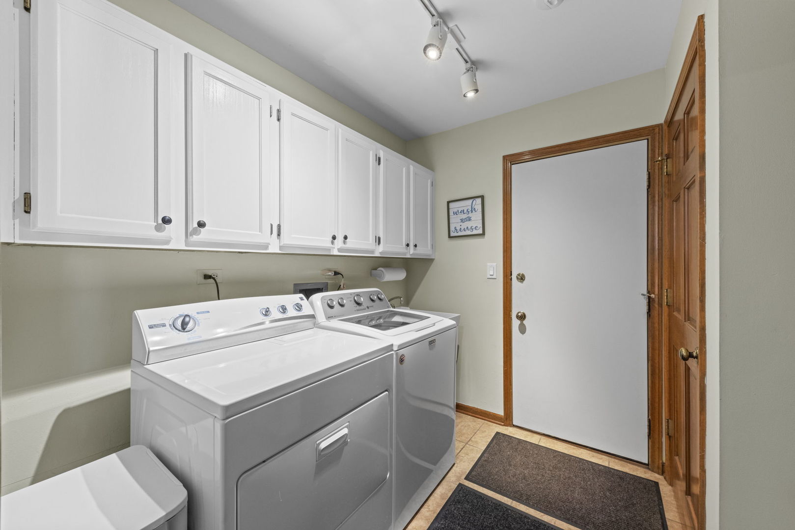2S566 Thaddeus Circle, Glen Ellyn, IL 60137