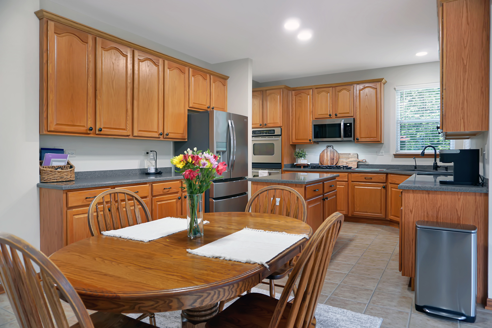 607 Vista Drive, Oswego, IL 60543