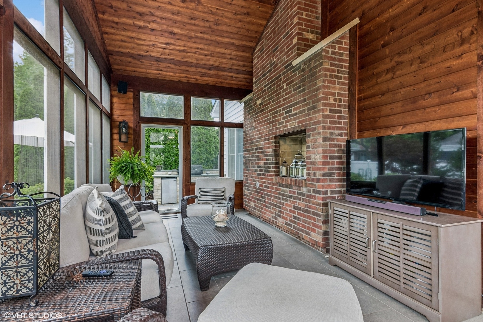 261 Woodstock Avenue, Glen Ellyn, IL 60137