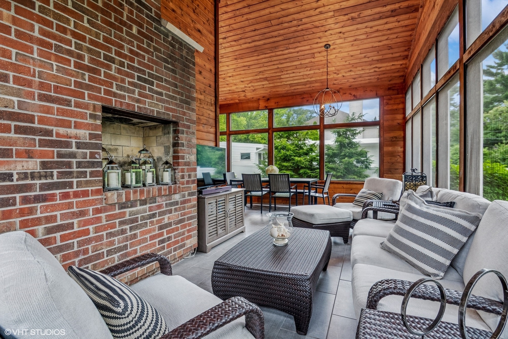 261 Woodstock Avenue, Glen Ellyn, IL 60137