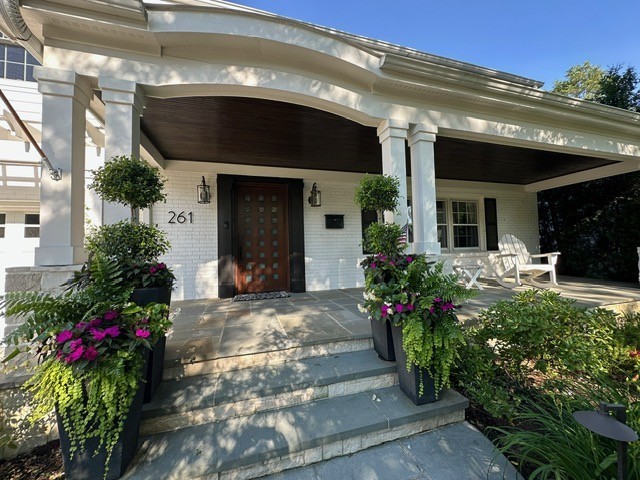 261 Woodstock Avenue, Glen Ellyn, IL 60137