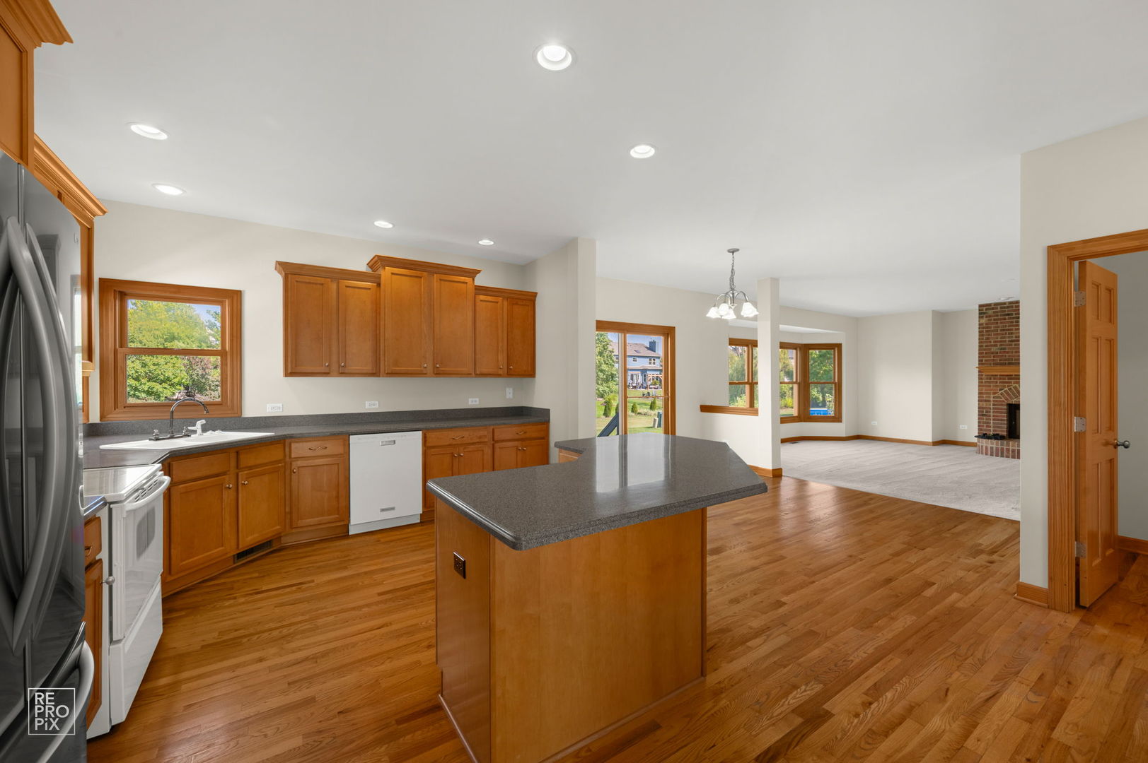 405 Sudbury Circle, Oswego, IL 60543