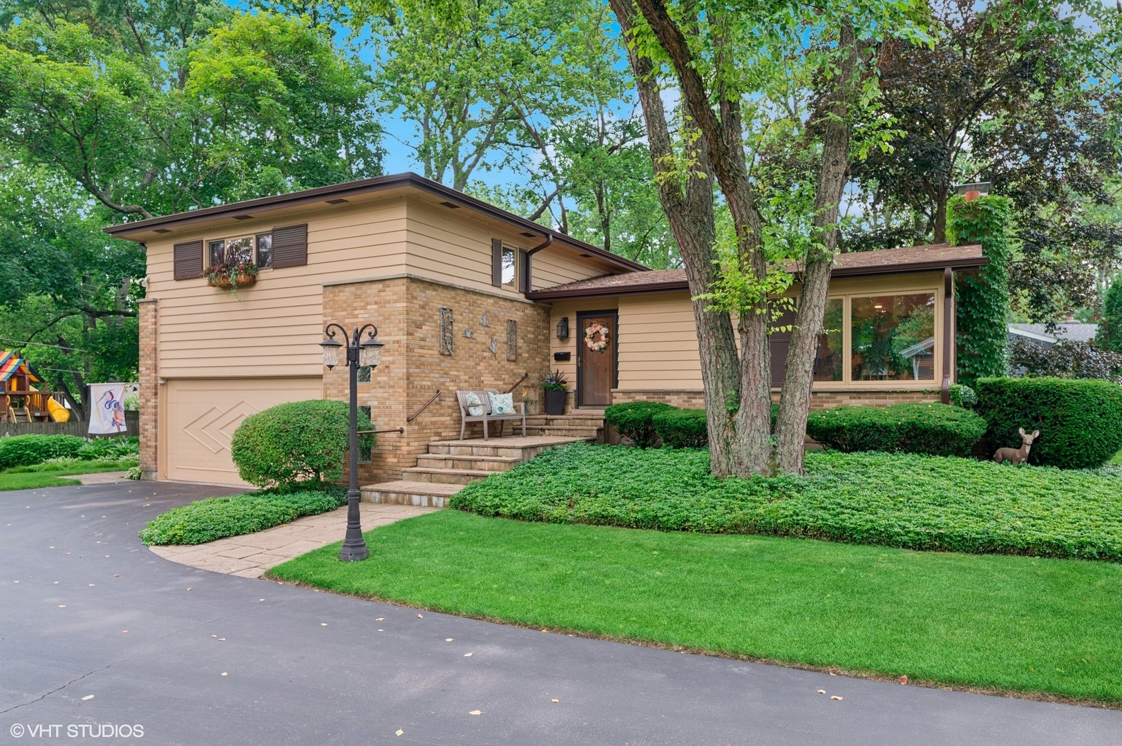 1622 Village Green Court, Deerfield, IL 60015