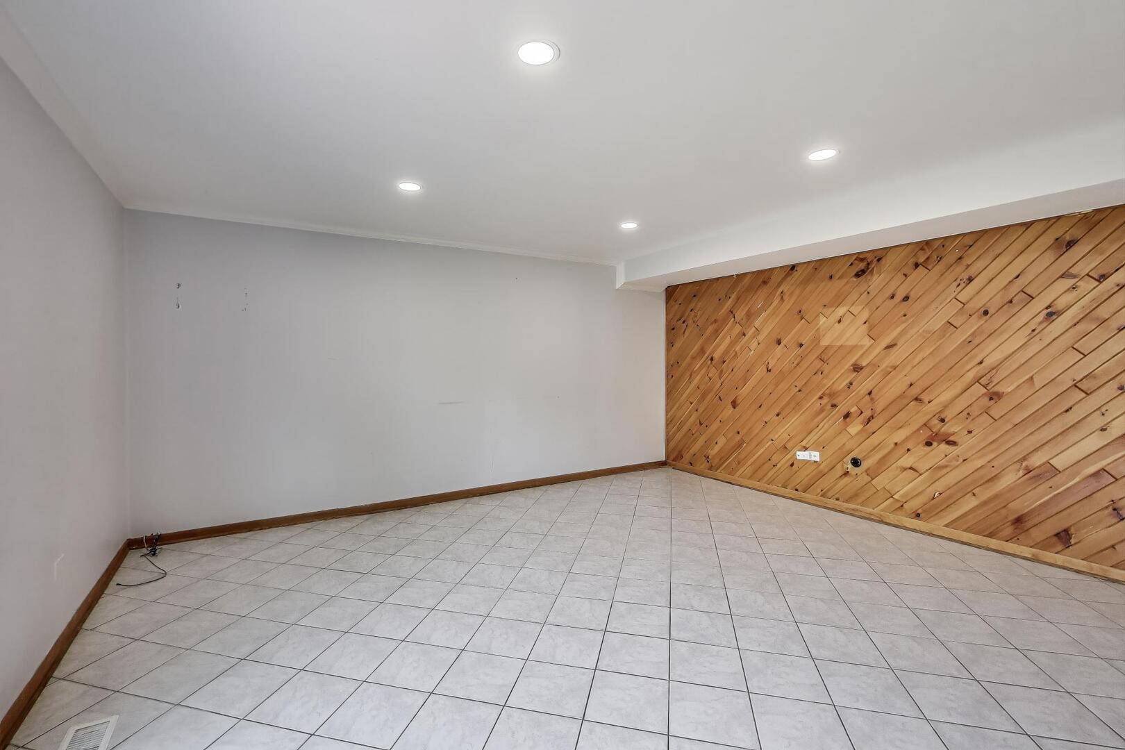 1912 E Camp Mcdonald Road, Mount Prospect, IL 60056