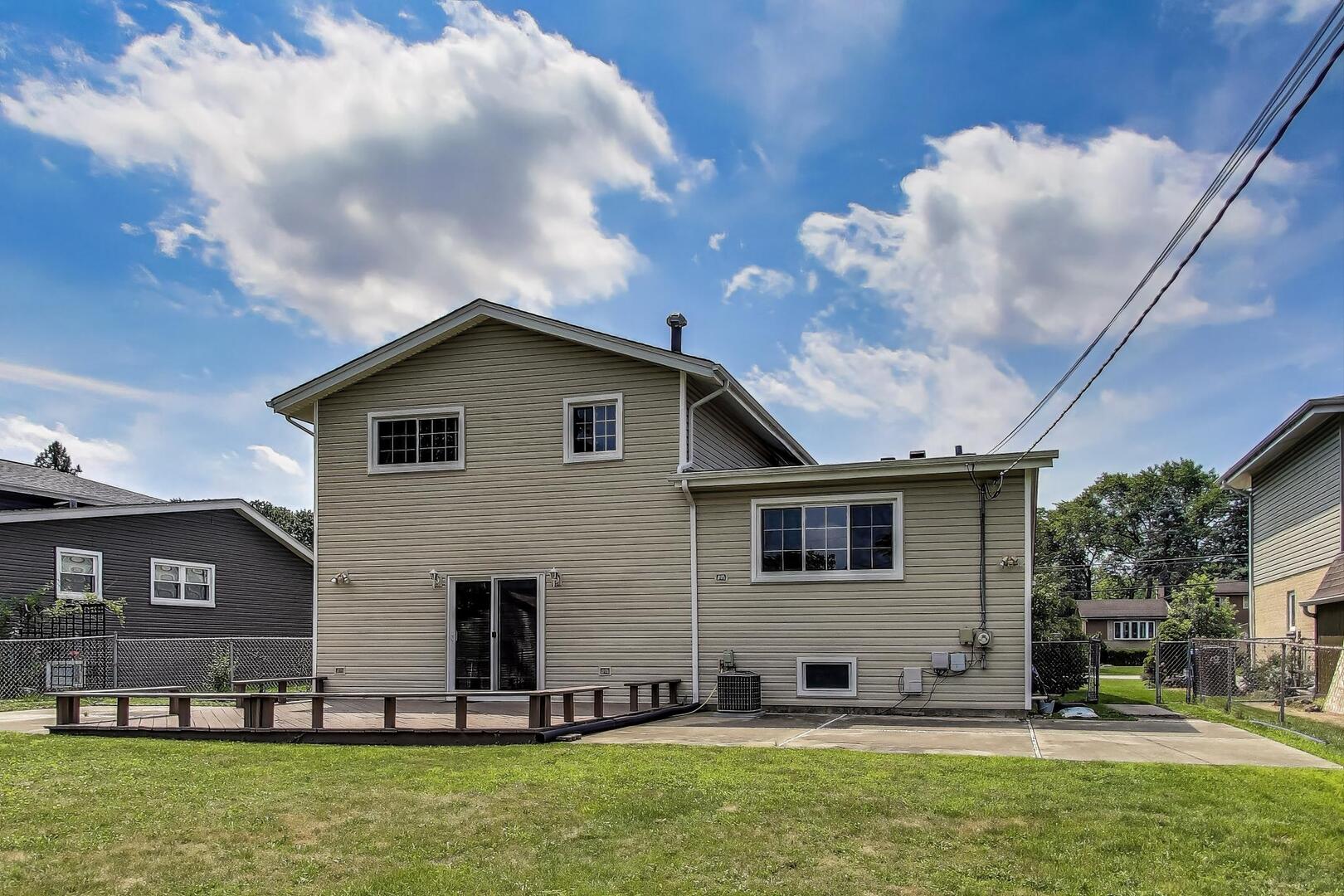 1912 E Camp Mcdonald Road, Mount Prospect, IL 60056