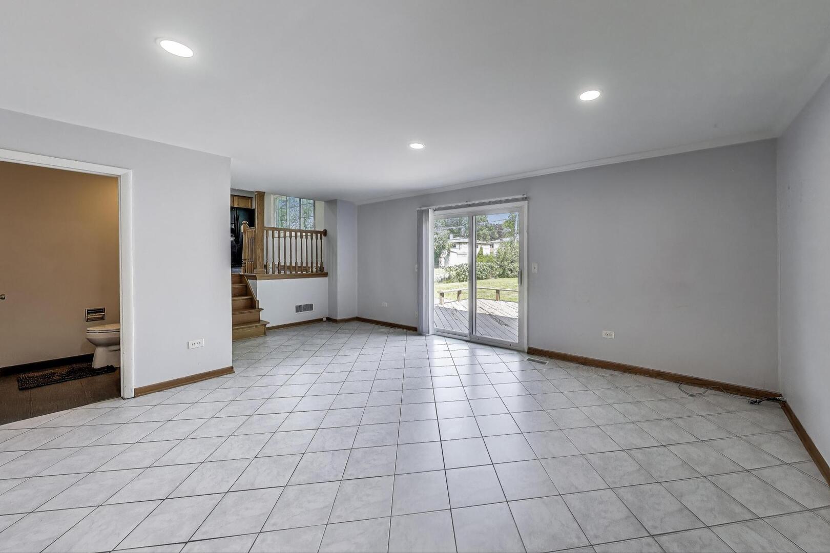 1912 E Camp Mcdonald Road, Mount Prospect, IL 60056