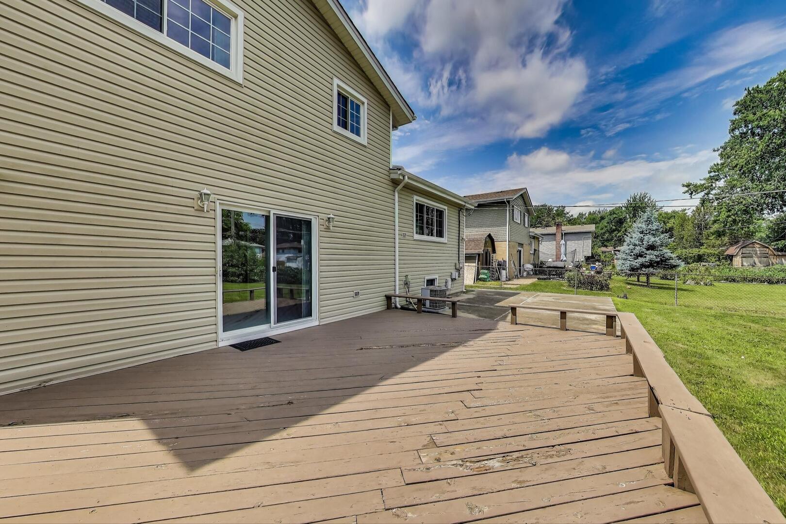1912 E Camp Mcdonald Road, Mount Prospect, IL 60056