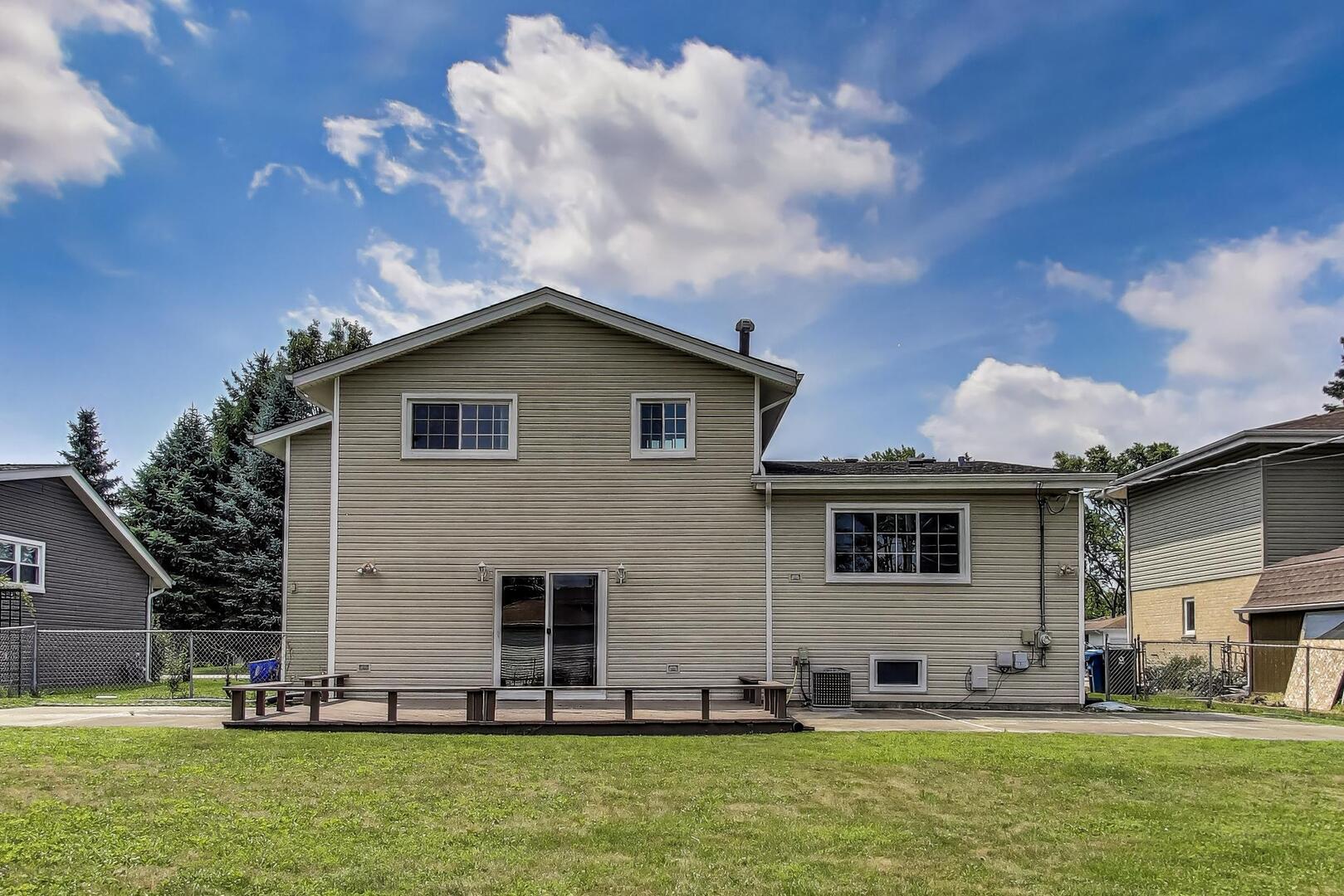 1912 E Camp Mcdonald Road, Mount Prospect, IL 60056