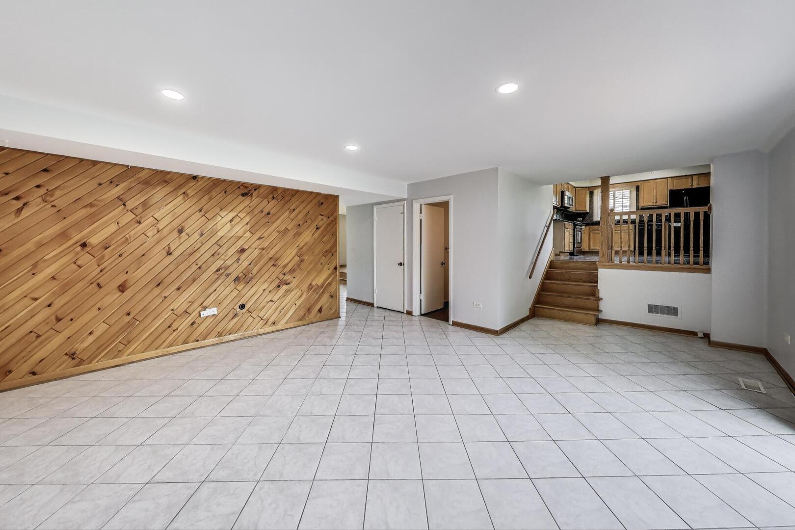 1912 E Camp Mcdonald Road, Mount Prospect, IL 60056