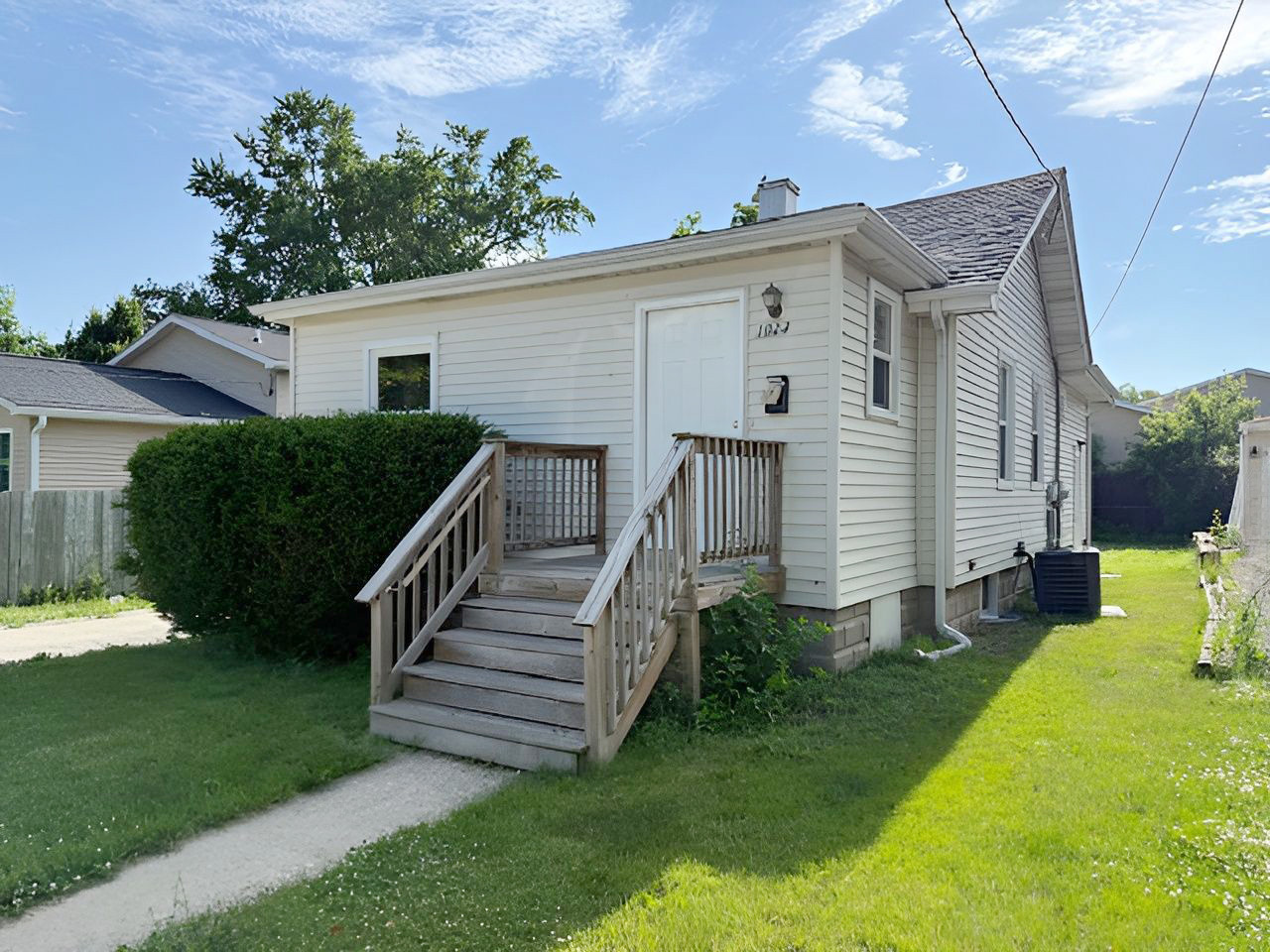 1023 N Elmwood Avenue, Waukegan, IL 60085