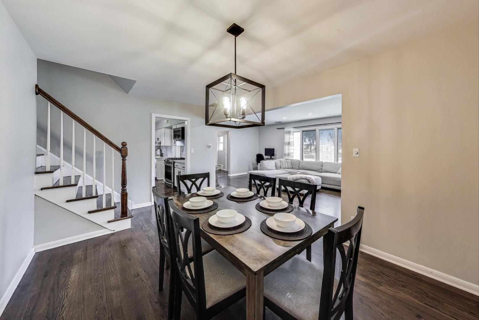 1109 W Pendleton Place, Mount Prospect, IL 60056