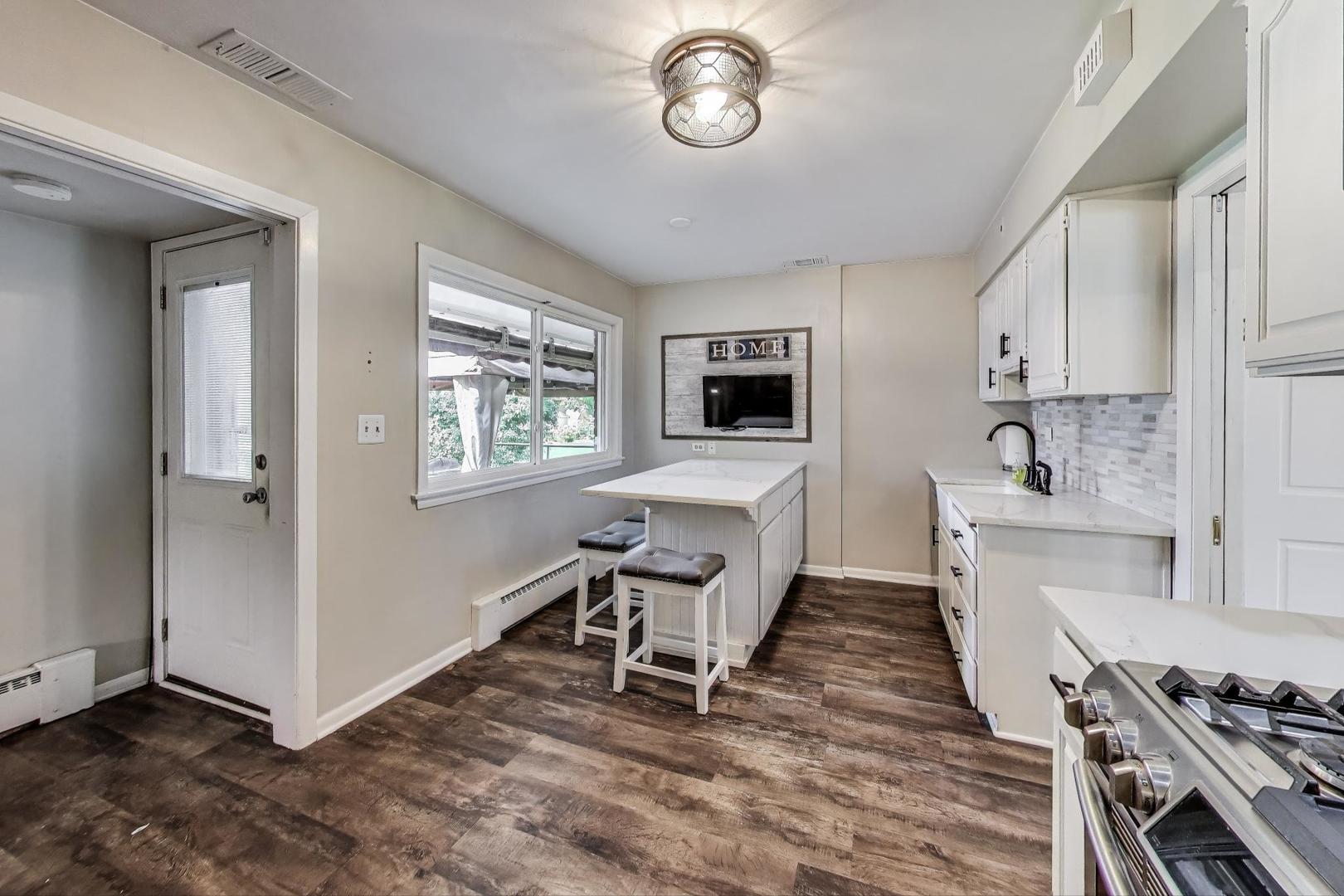 1109 W Pendleton Place, Mount Prospect, IL 60056