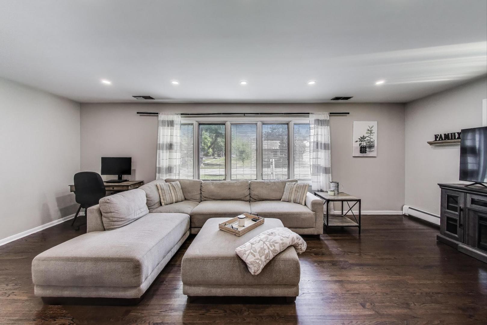 1109 W Pendleton Place, Mount Prospect, IL 60056