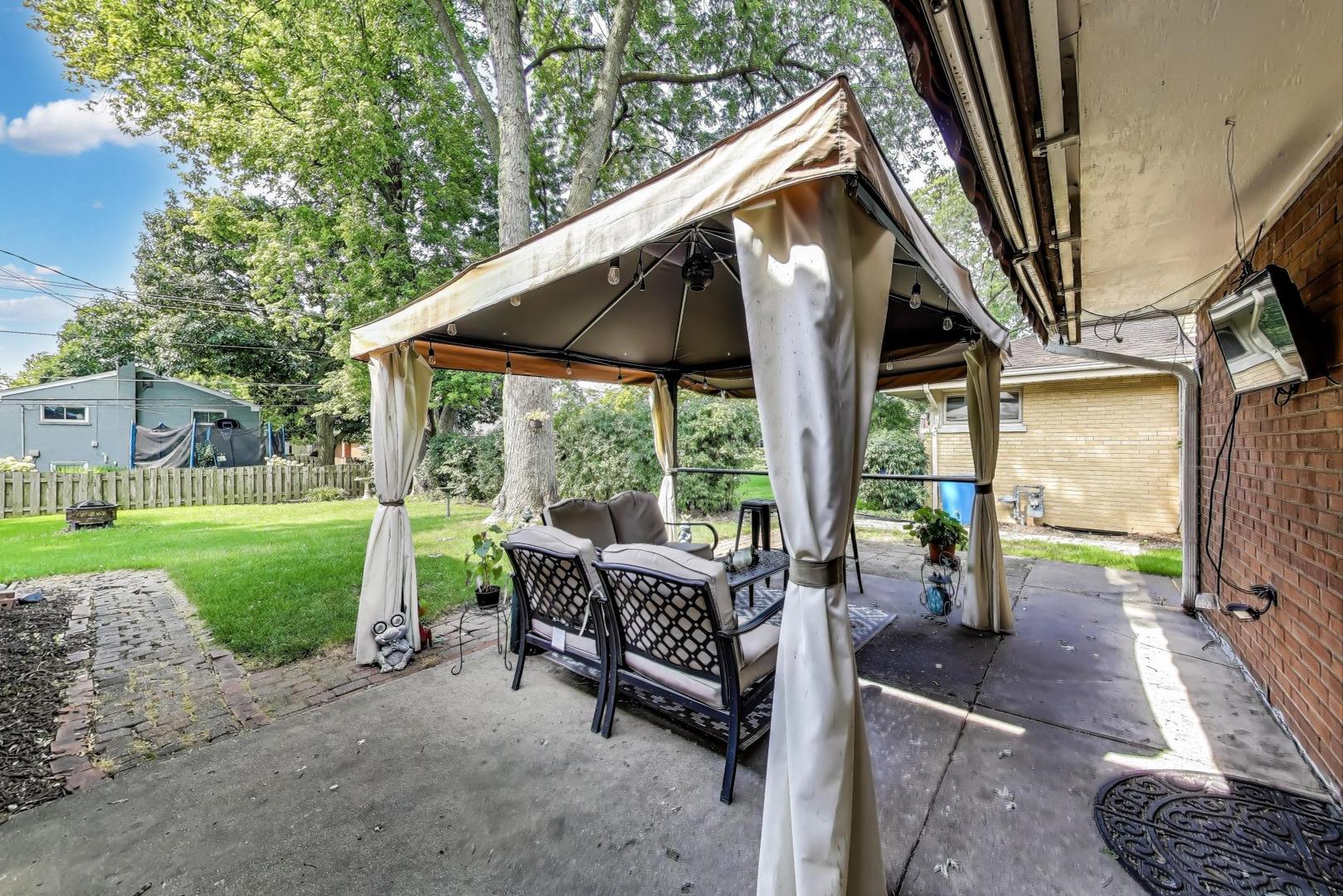 1109 W Pendleton Place, Mount Prospect, IL 60056