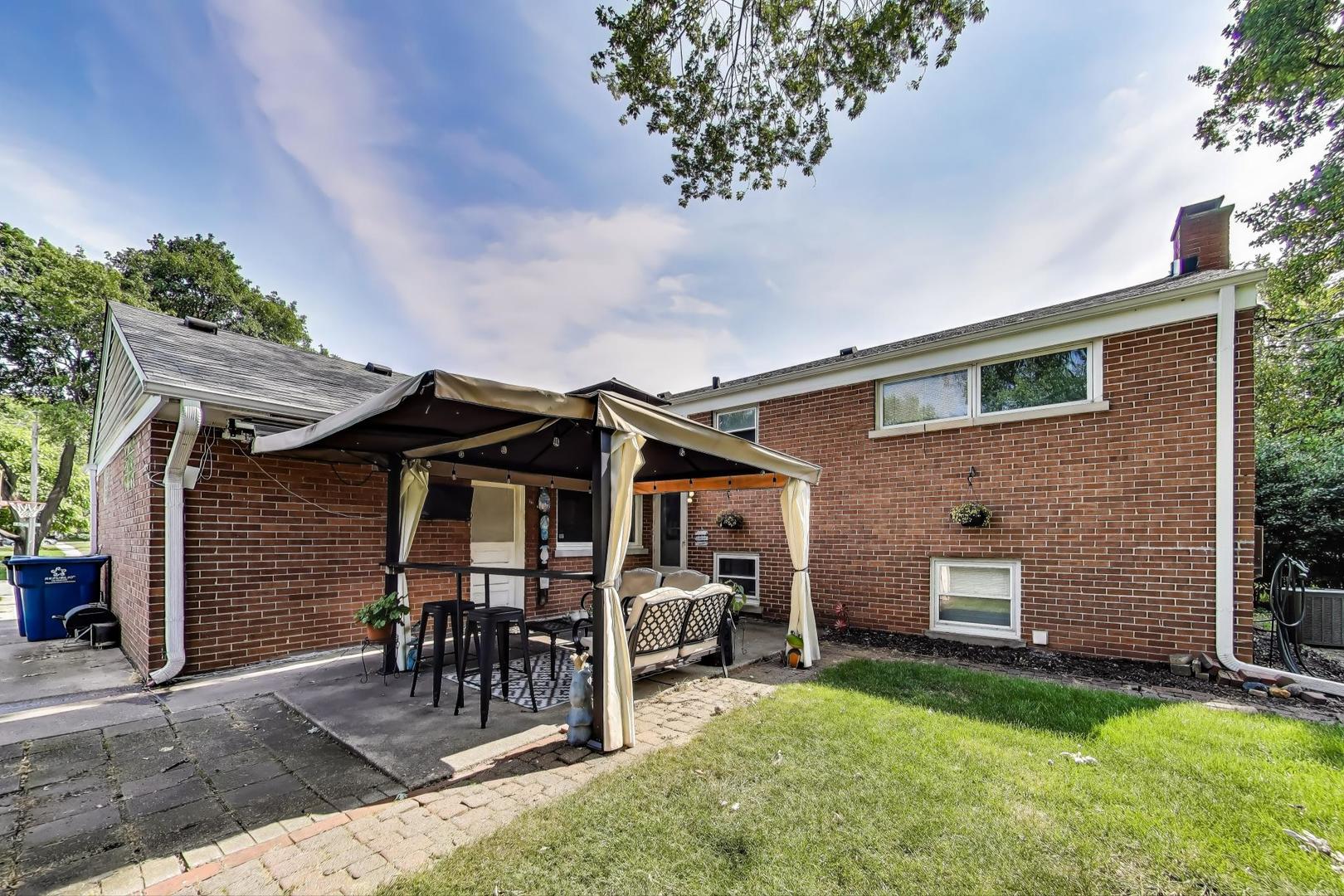 1109 W Pendleton Place, Mount Prospect, IL 60056