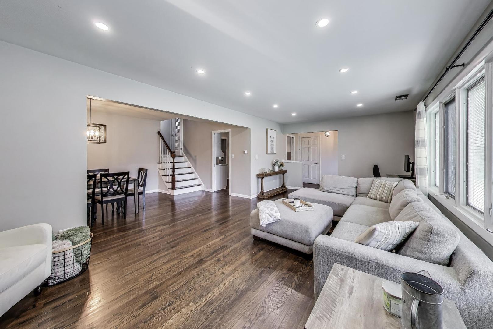1109 W Pendleton Place, Mount Prospect, IL 60056