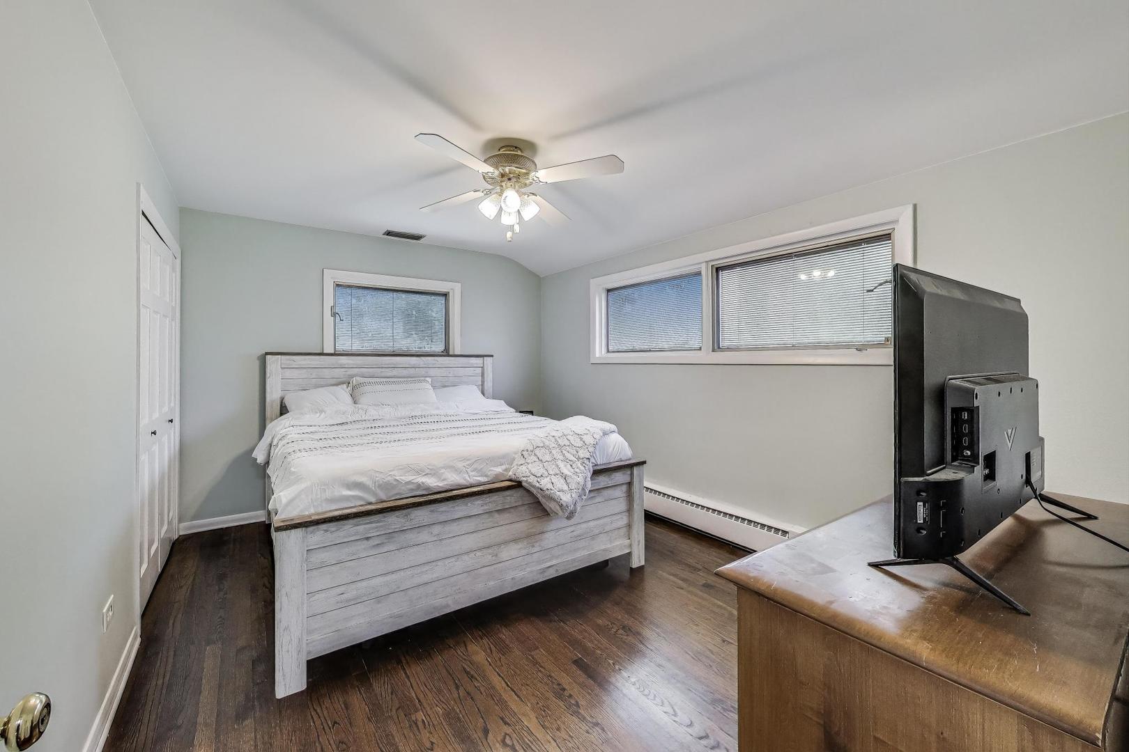 1109 W Pendleton Place, Mount Prospect, IL 60056