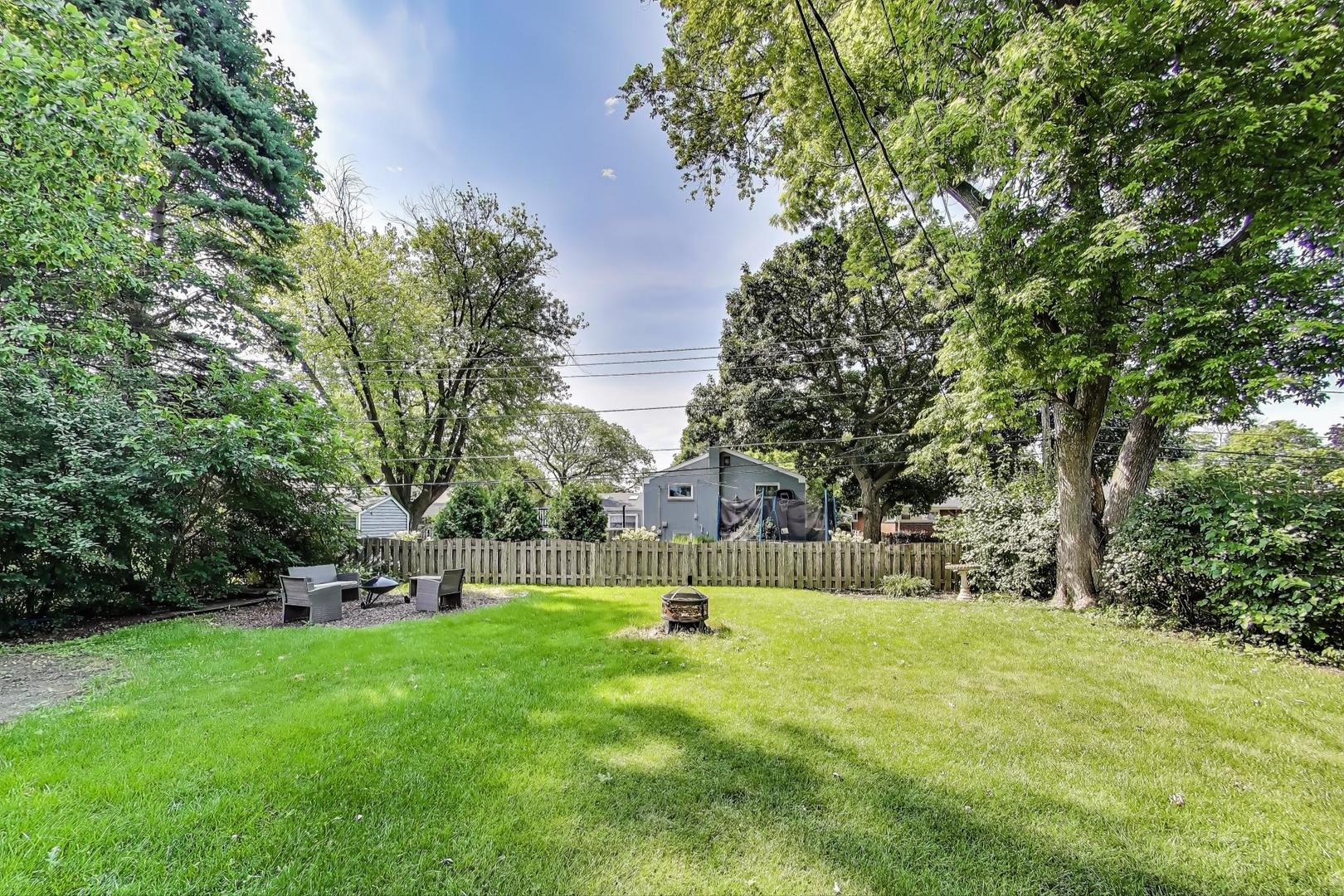 1109 W Pendleton Place, Mount Prospect, IL 60056
