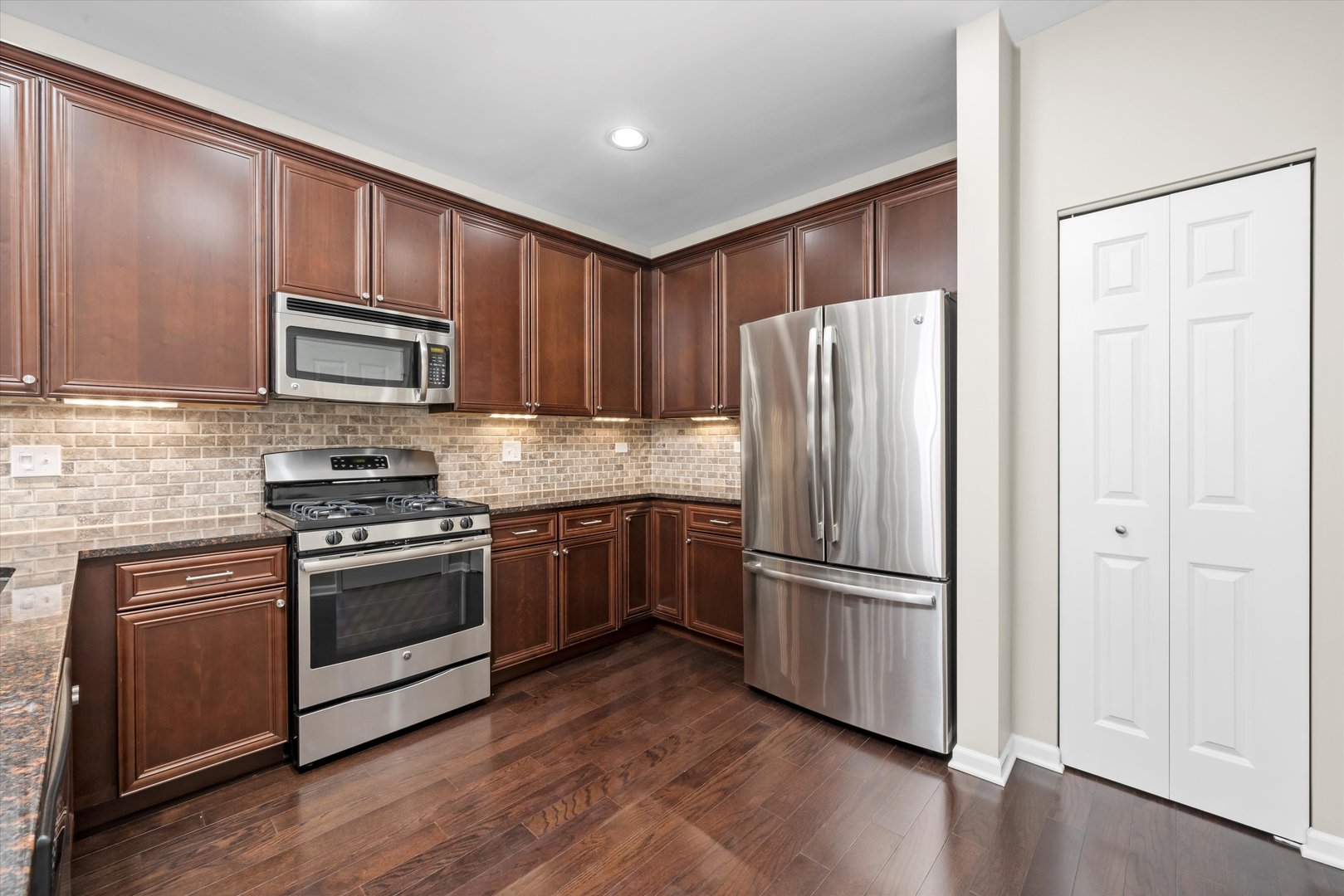 300 Village Circle #505, Willow Springs, IL 60480