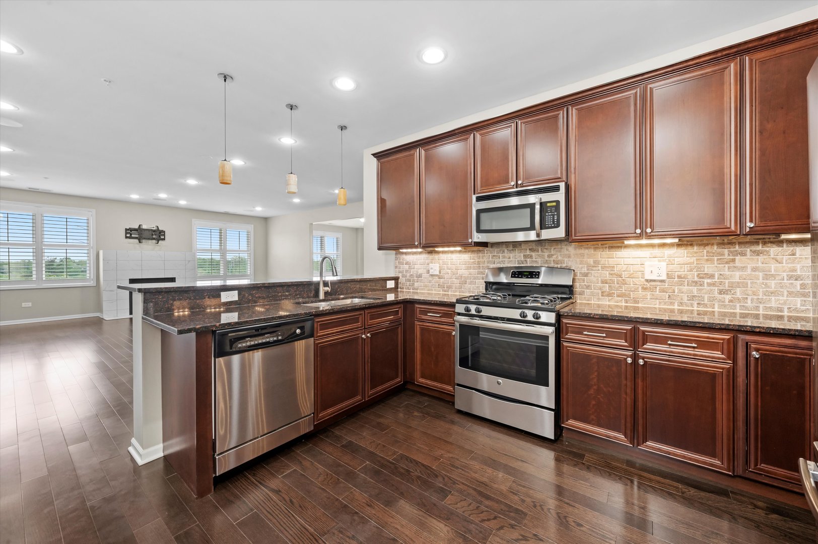 300 Village Circle #505, Willow Springs, IL 60480