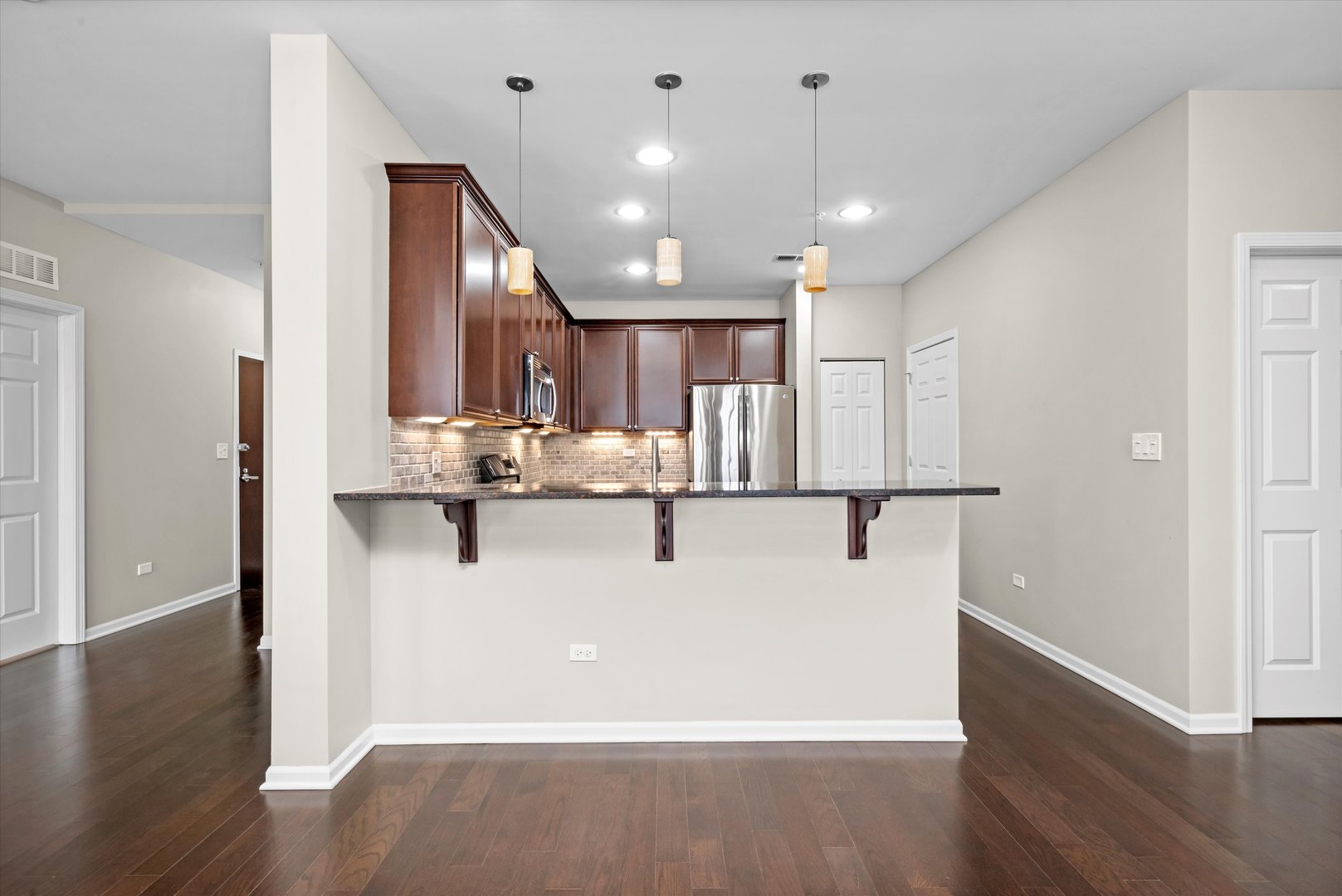 300 Village Circle #505, Willow Springs, IL 60480
