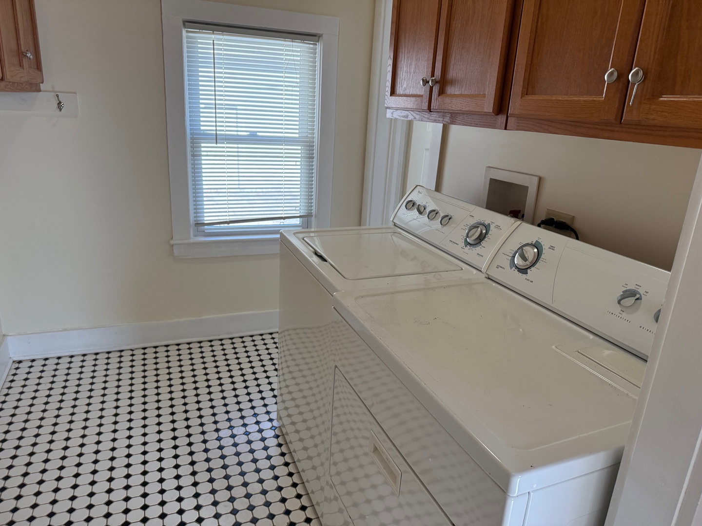 323 N West Street #B, Waukegan, IL 60085