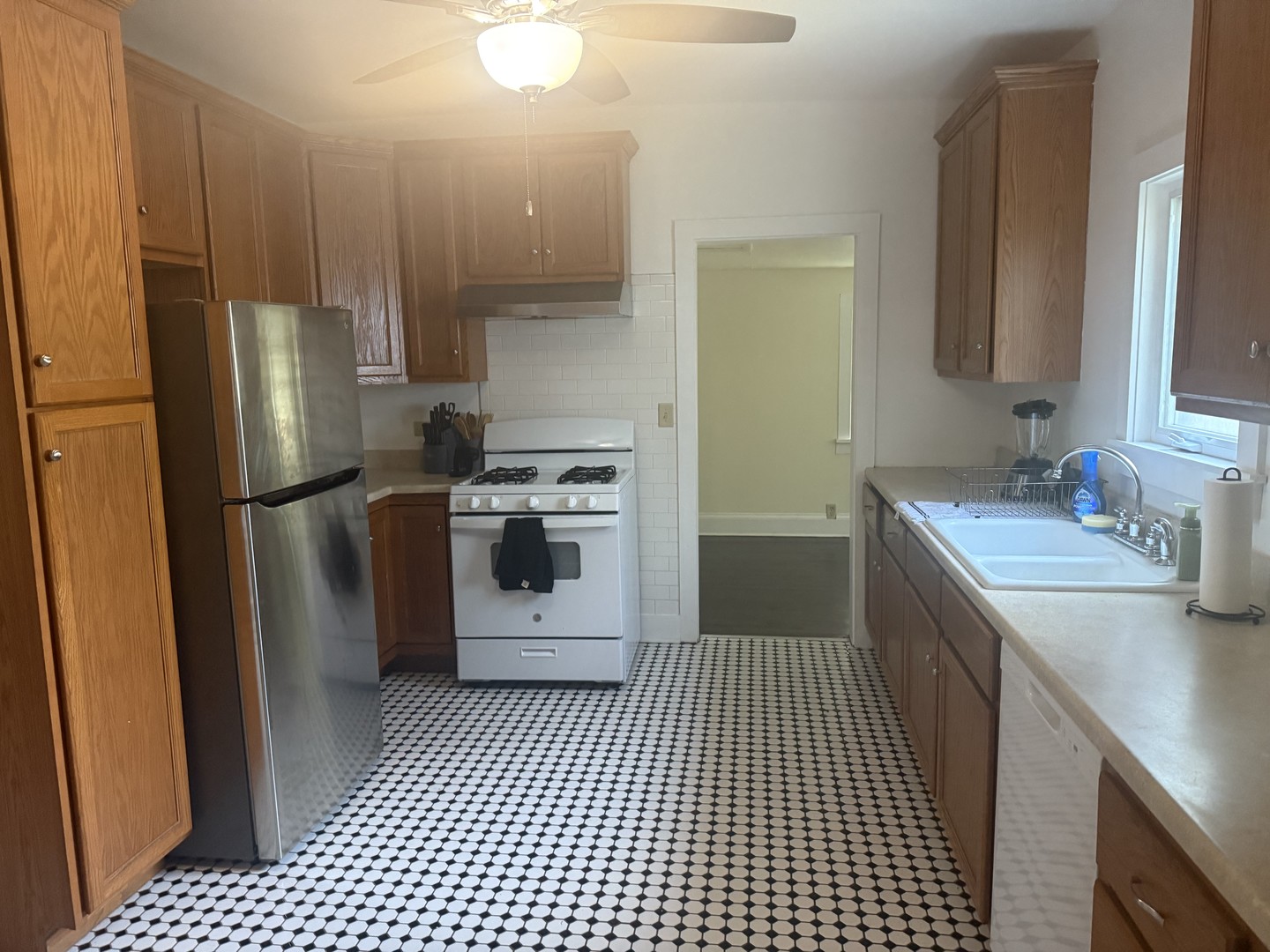 323 N West Street #B, Waukegan, IL 60085