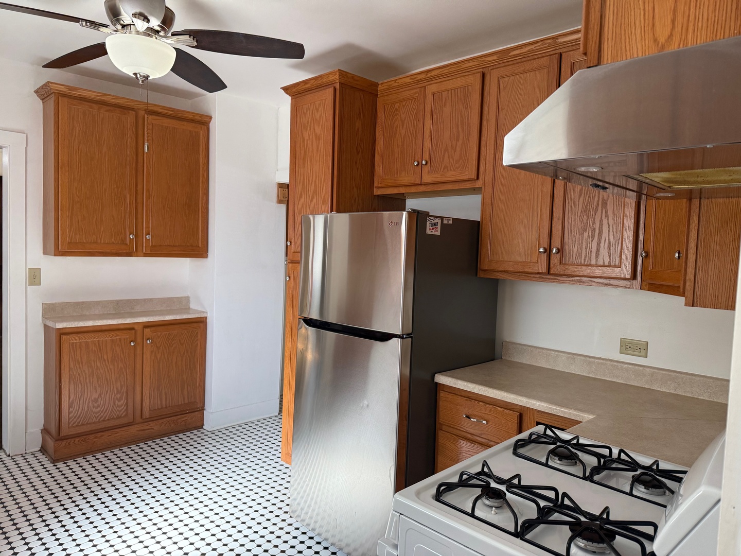 323 N West Street #B, Waukegan, IL 60085