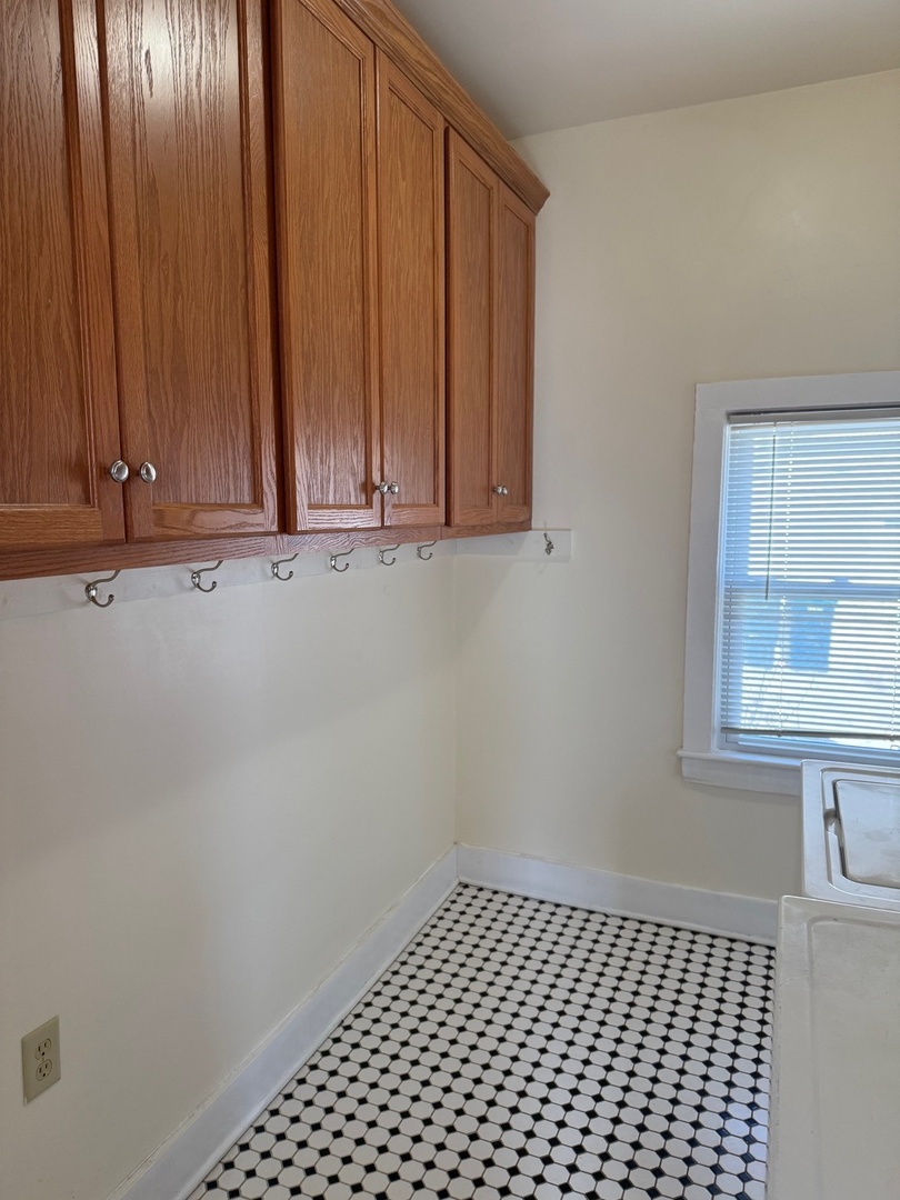 323 N West Street #B, Waukegan, IL 60085