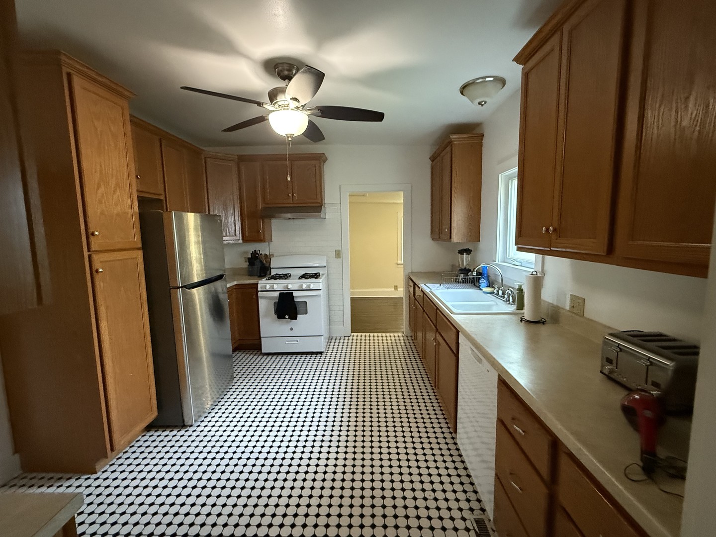 323 N West Street #B, Waukegan, IL 60085