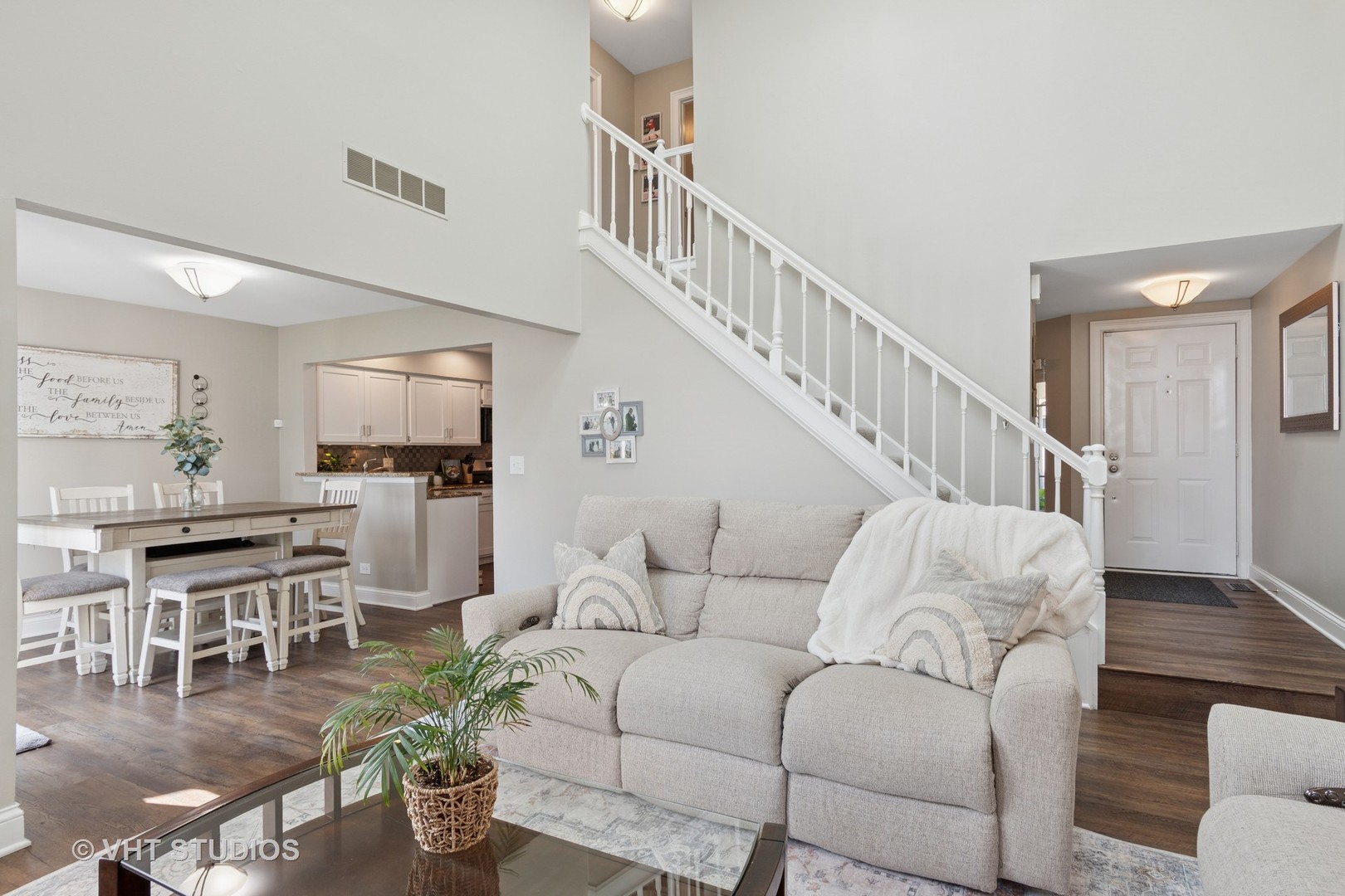 1062 RIDGEFIELD Circle, Carol Stream, IL 60188