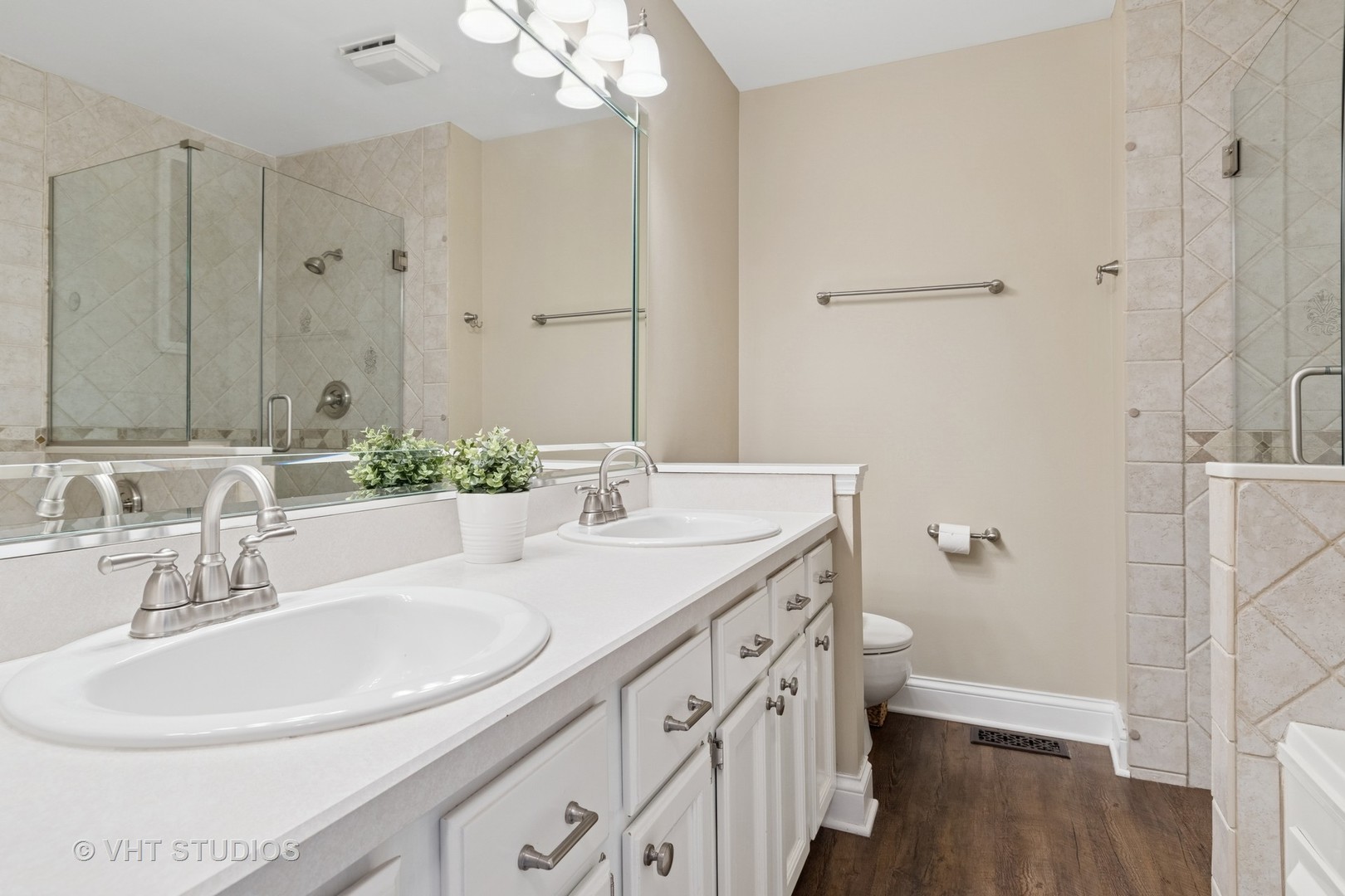 1062 RIDGEFIELD Circle, Carol Stream, IL 60188