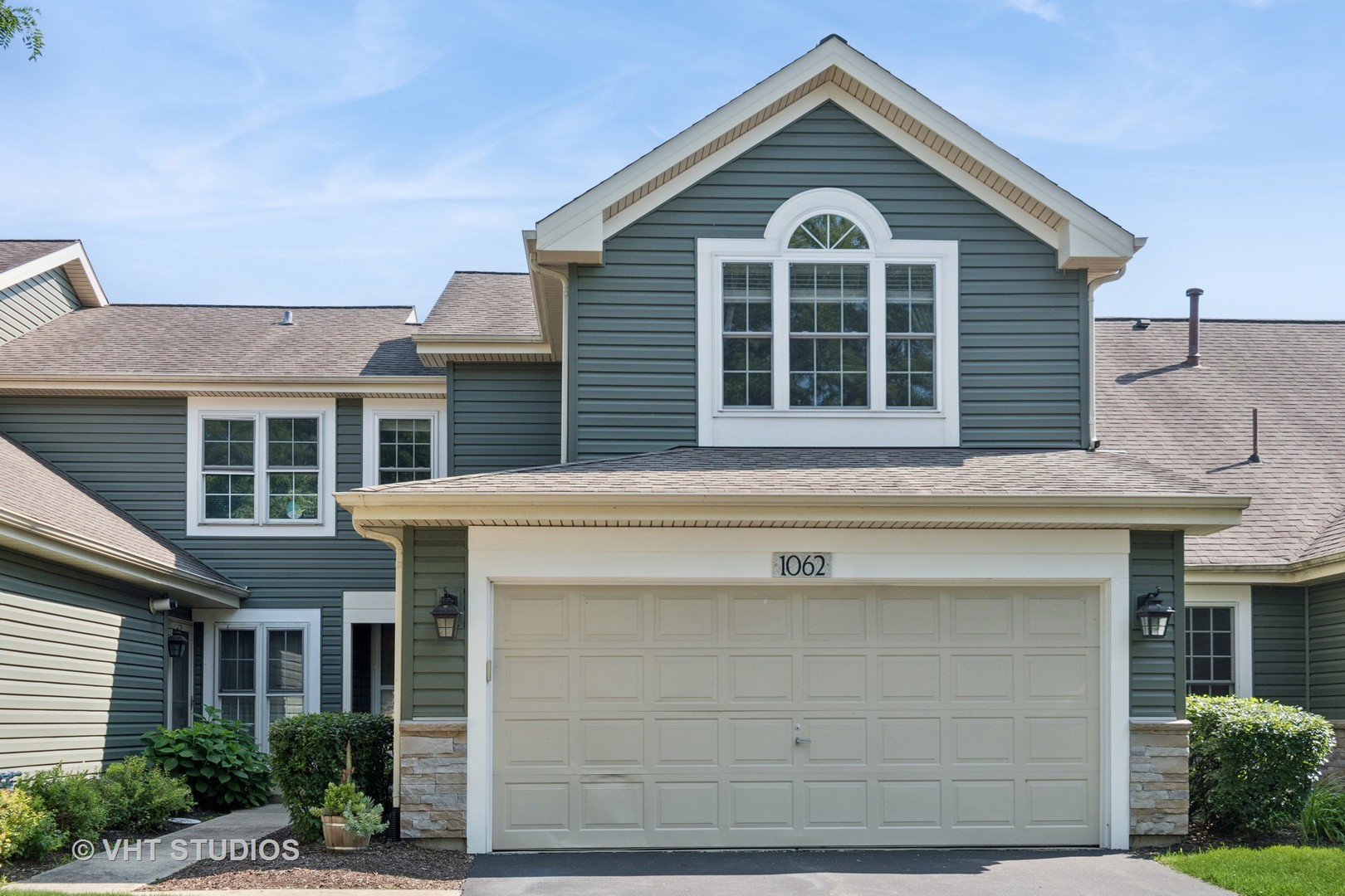 1062 RIDGEFIELD Circle, Carol Stream, IL 60188