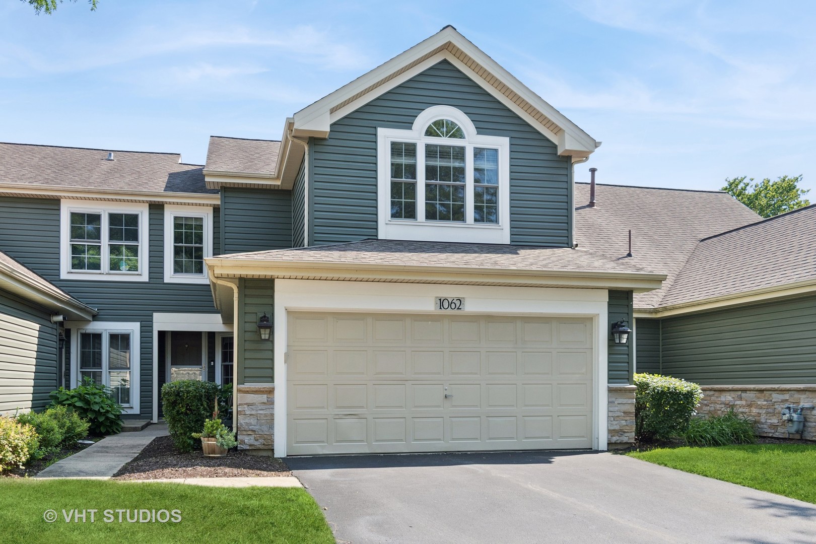 1062 RIDGEFIELD Circle, Carol Stream, IL 60188