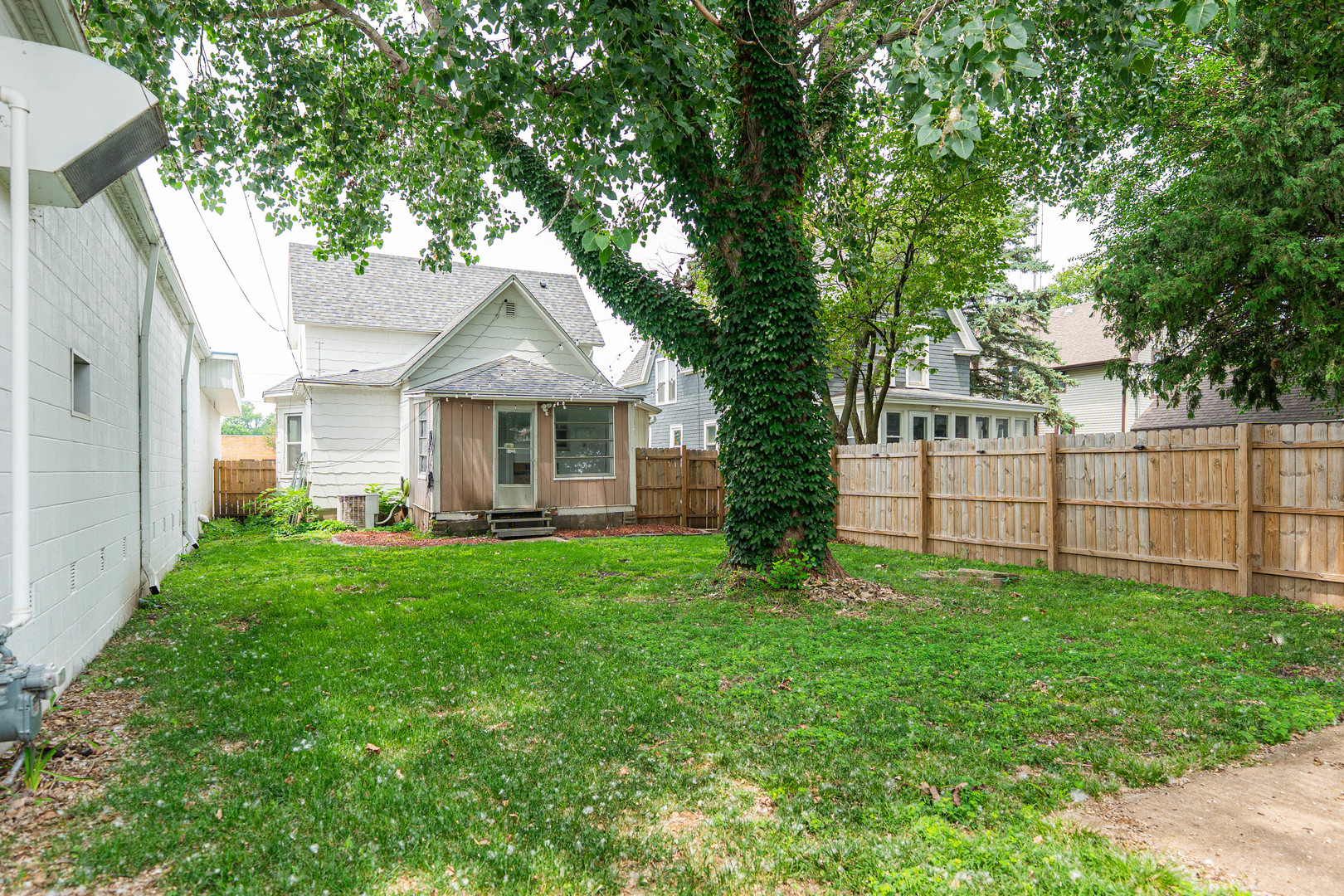 324 N 6th Street, DeKalb, IL 60115