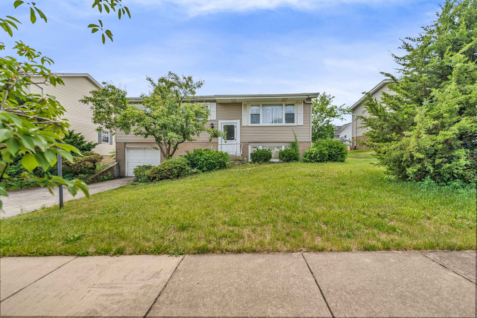 9113 Sycamore Drive, Hickory Hills, IL 60457