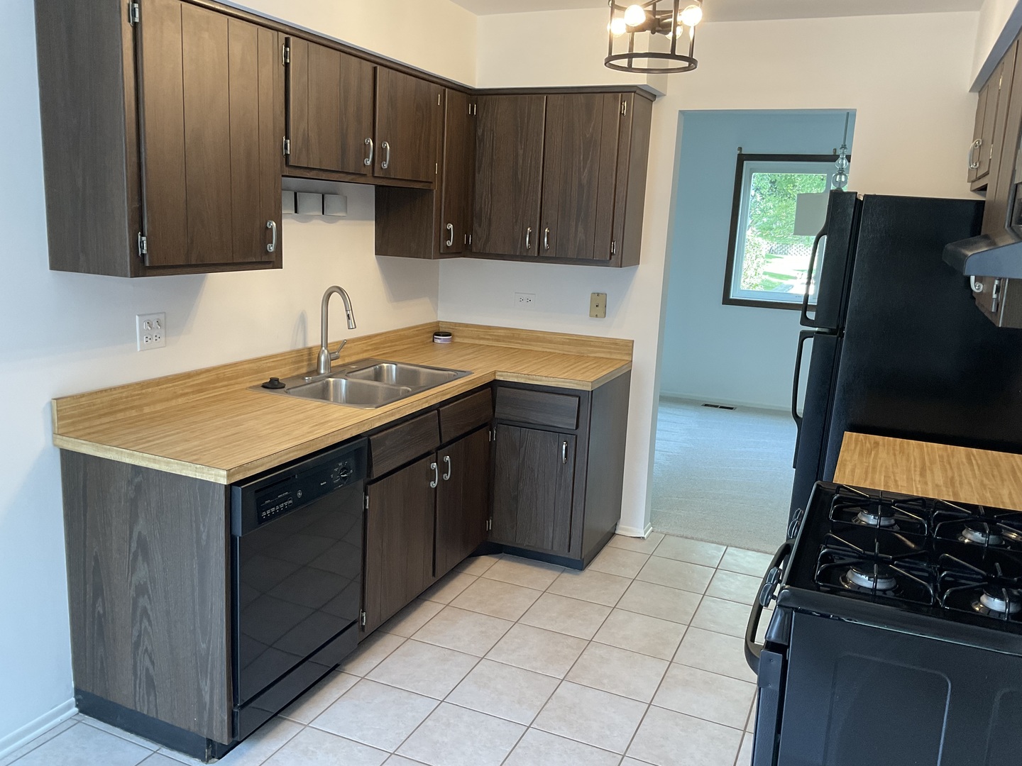 1129 Rhodes Court, Wheaton, IL 60189