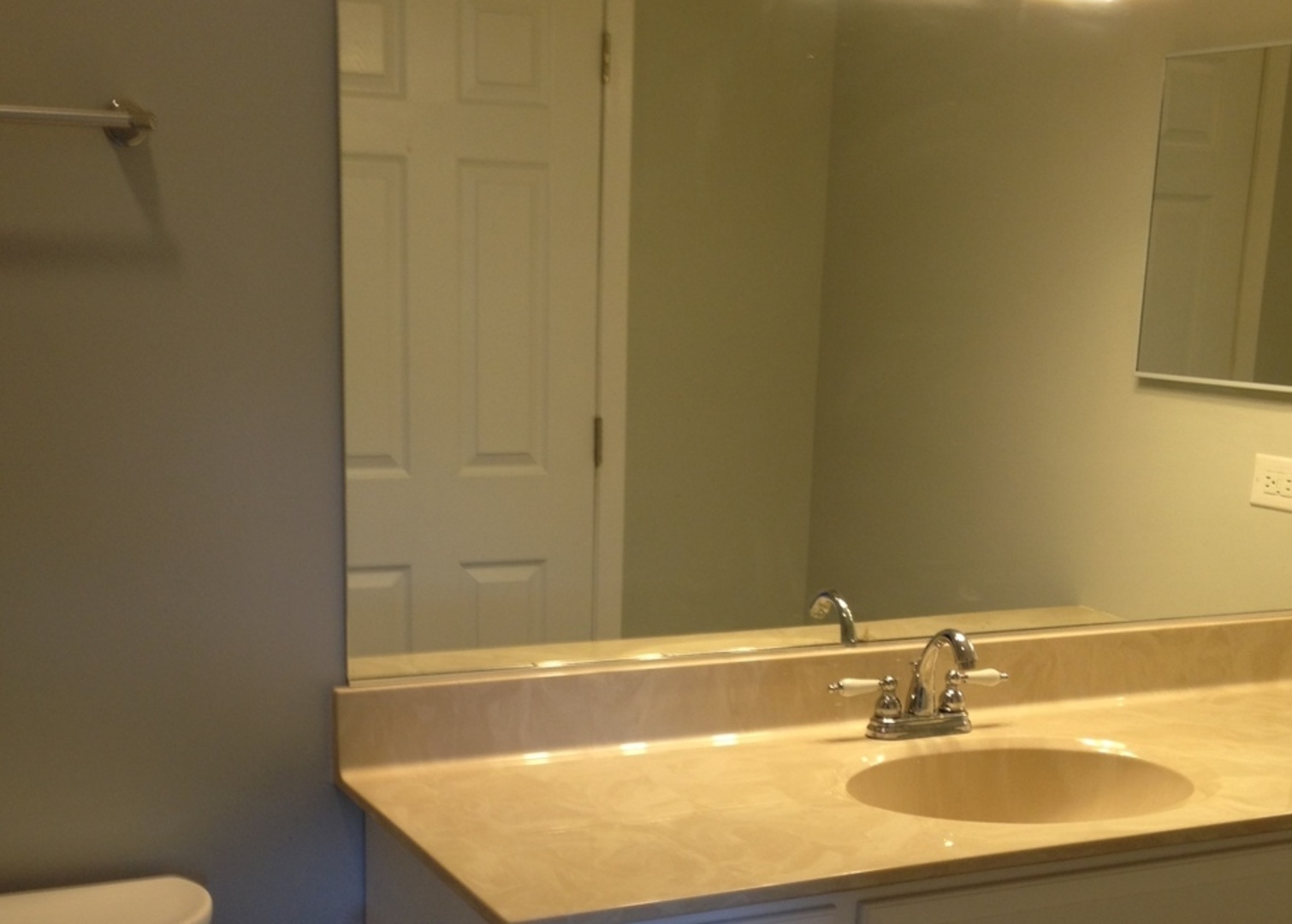 1300 Queensgreen Circle, Naperville, IL 60563