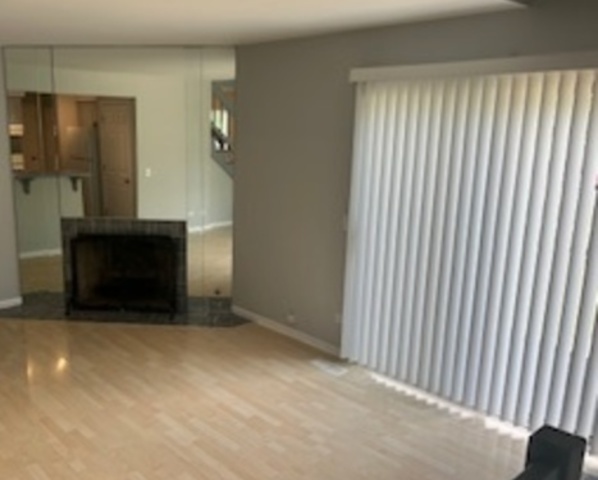 1300 Queensgreen Circle, Naperville, IL 60563