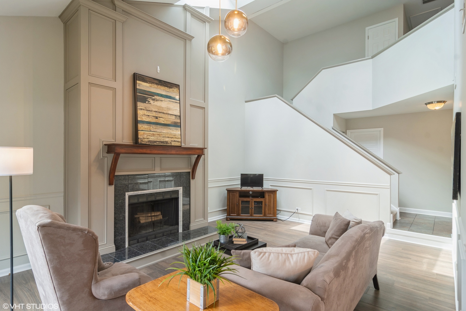915 Suffolk Court, Libertyville, IL 60048