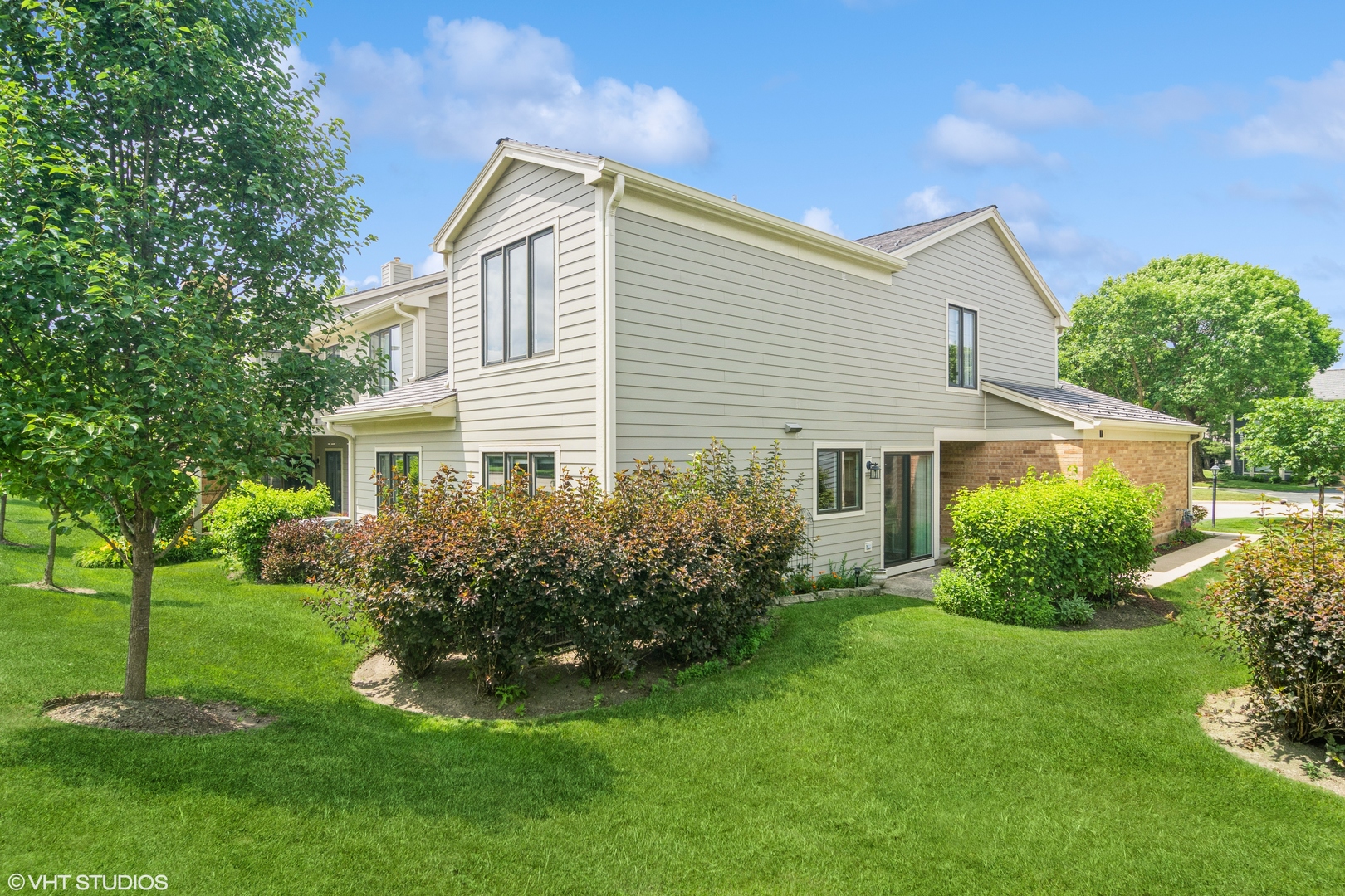 915 Suffolk Court, Libertyville, IL 60048