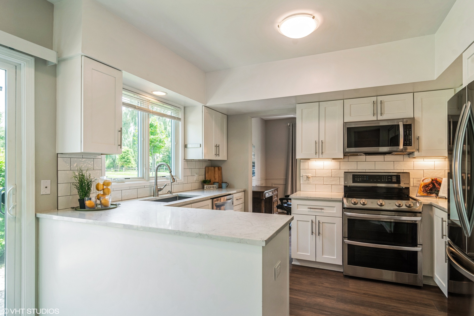 915 Suffolk Court, Libertyville, IL 60048