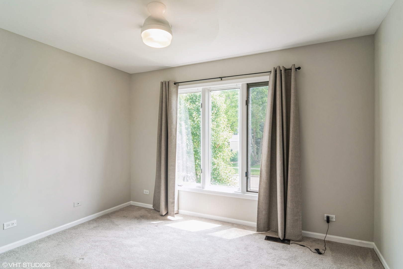 915 Suffolk Court, Libertyville, IL 60048