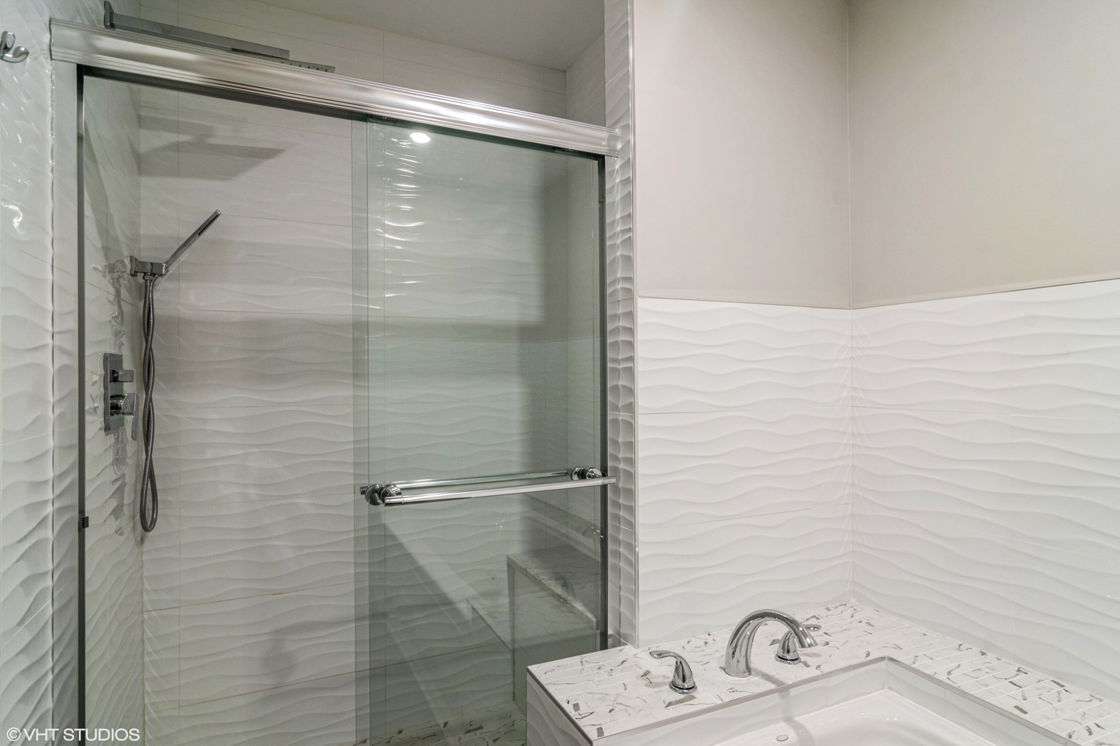 915 Suffolk Court, Libertyville, IL 60048