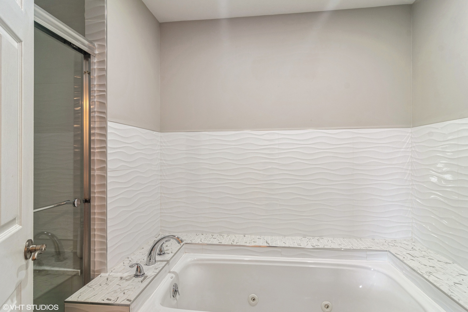 915 Suffolk Court, Libertyville, IL 60048