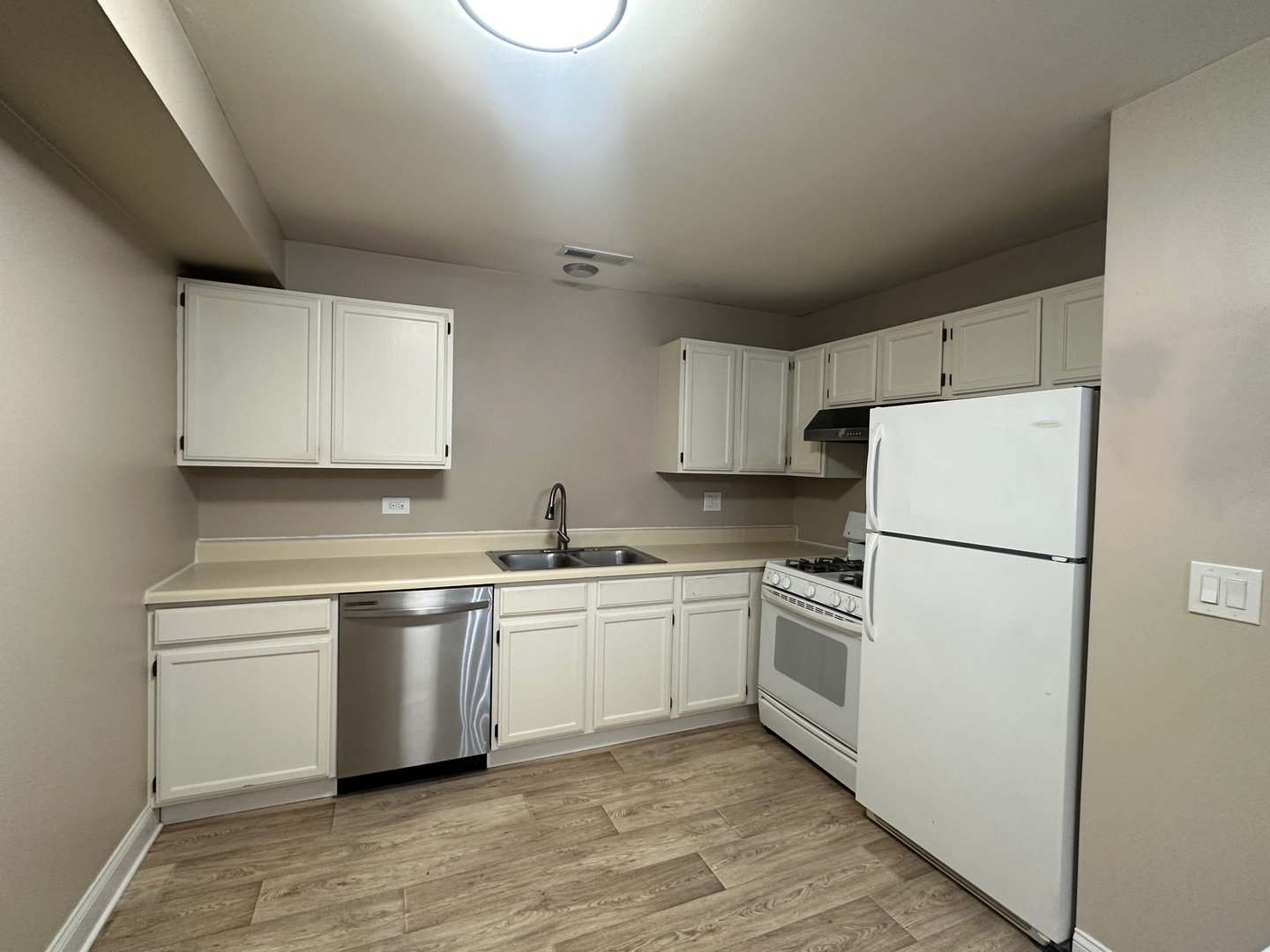 2226 Abbeywood Drive #B, Lisle, IL 60532