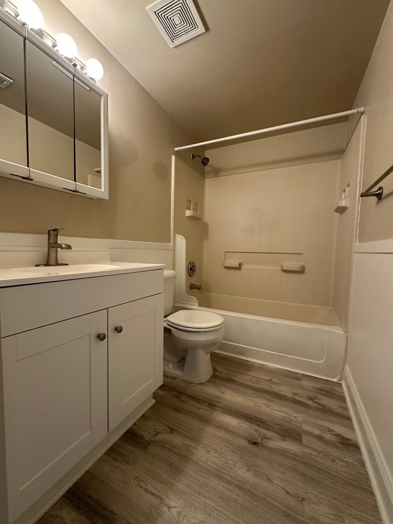 2226 Abbeywood Drive #B, Lisle, IL 60532