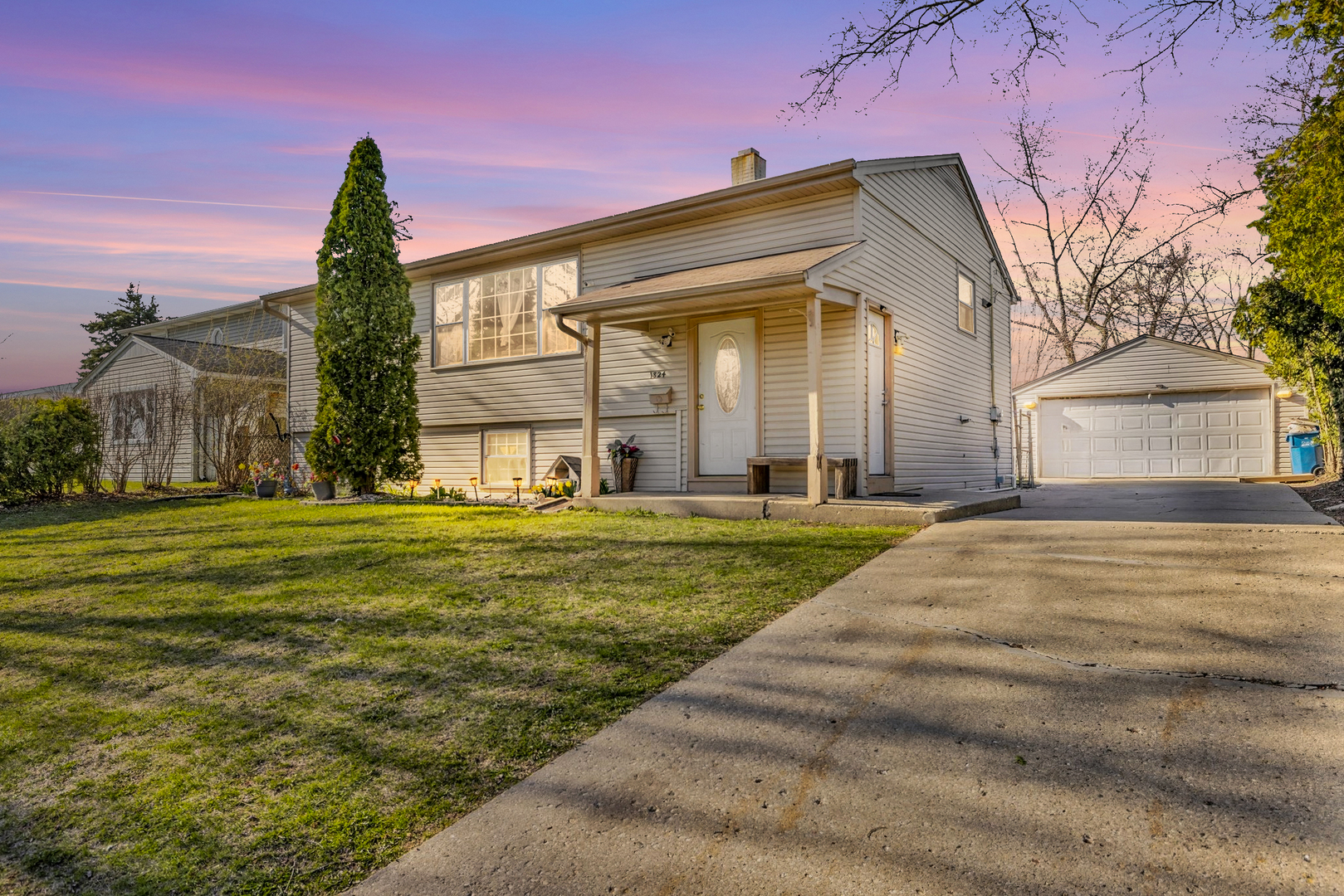 1824 Endicott Circle, Carpentersville, IL 60110