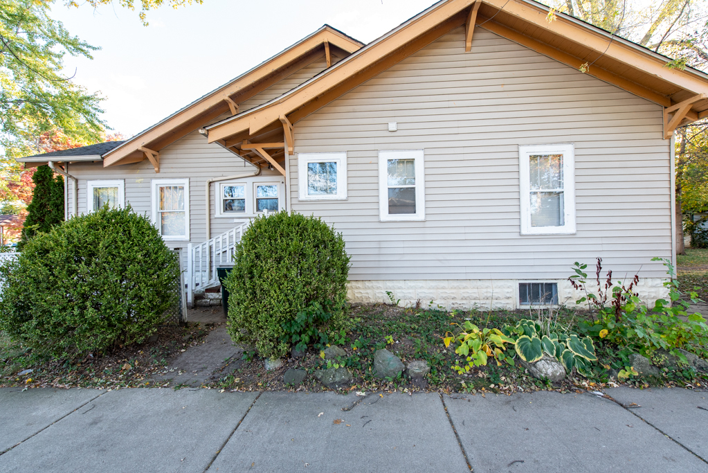 964 N Lewis Avenue, Waukegan, IL 60085