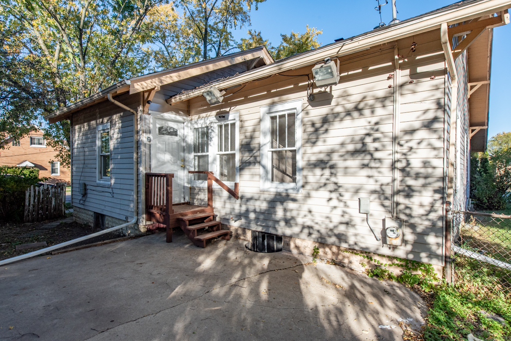 964 N Lewis Avenue, Waukegan, IL 60085